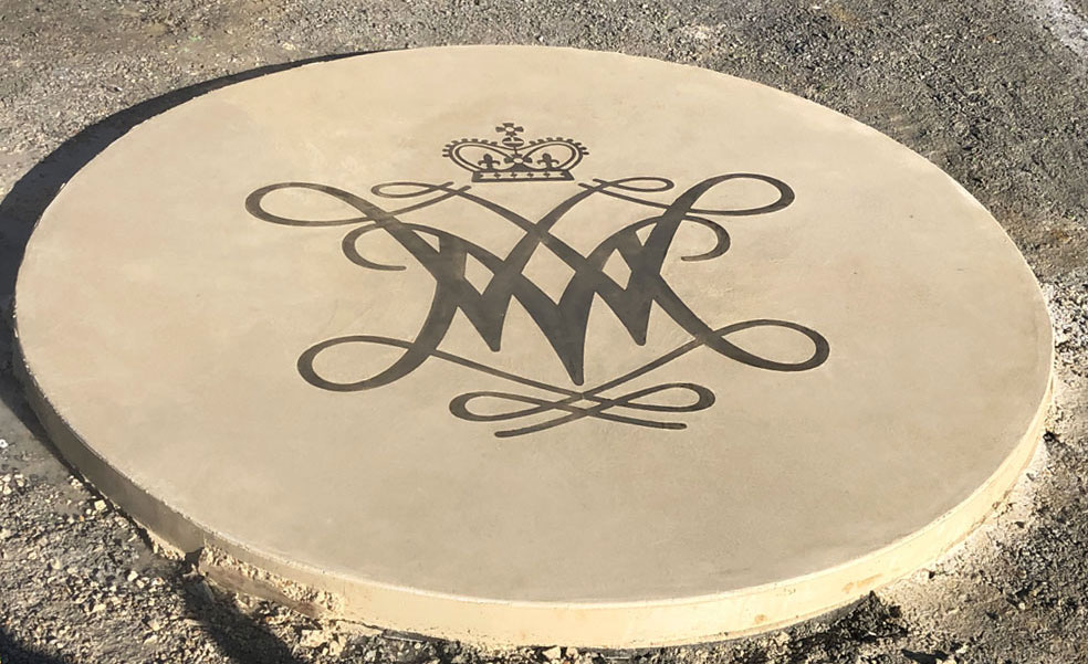 Finished crest in concrete